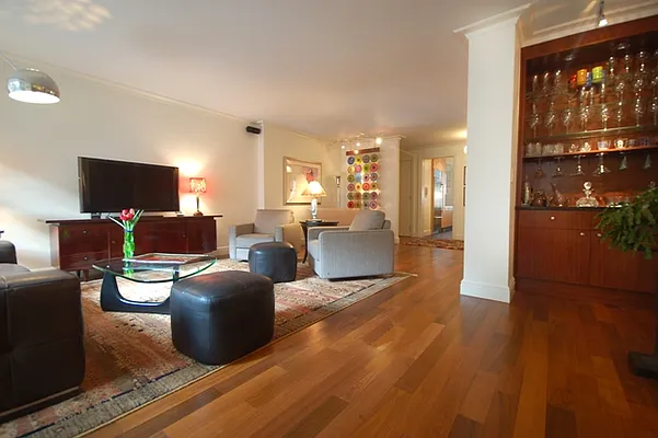 Sold by Mercedes Berk | media 19