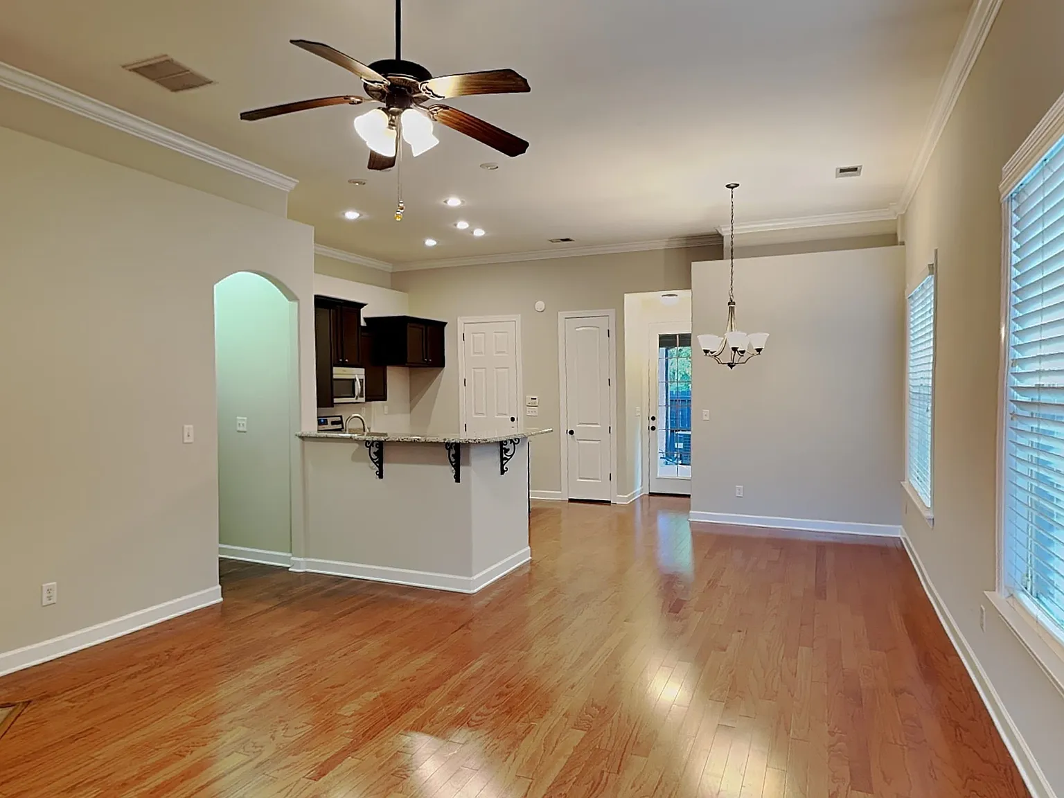 3 bed, 2.0 bath, 1500 sqft, $1,749 — Photo 2