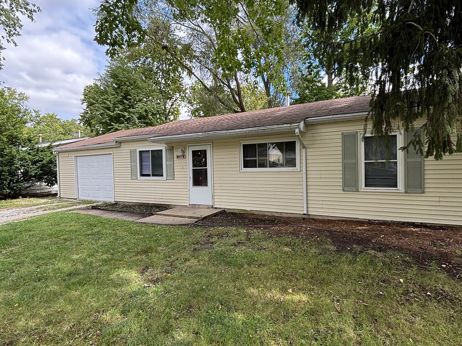 3 bed, 1350 sqft, $1,600 — Photo 2