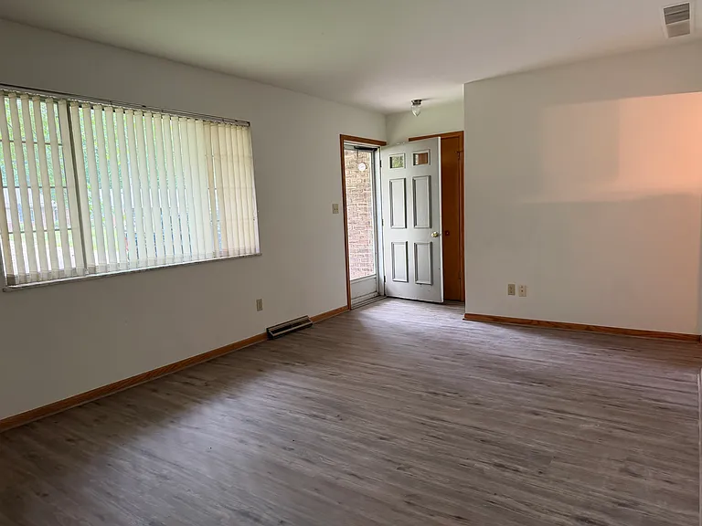 1579 Robin Ln — Photo 2