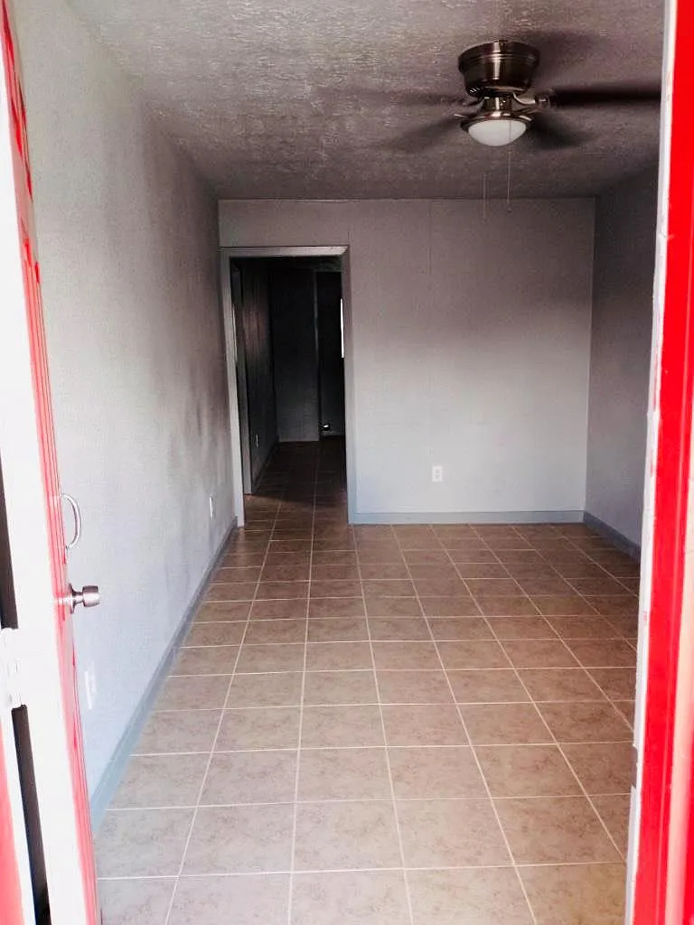 2 bed, 1.0 bath, 700 sqft, $900 — Photo 2