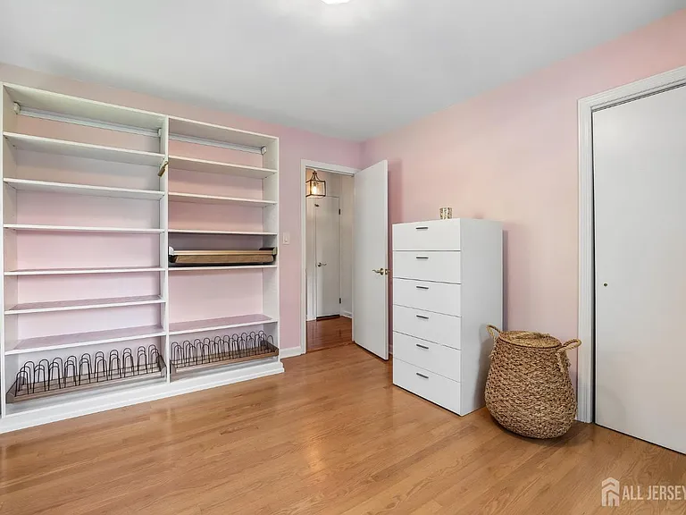 207 Stoughton Ave — Photo 10