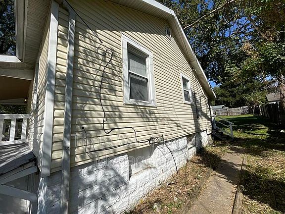3rd image of 826 Marvin Ave