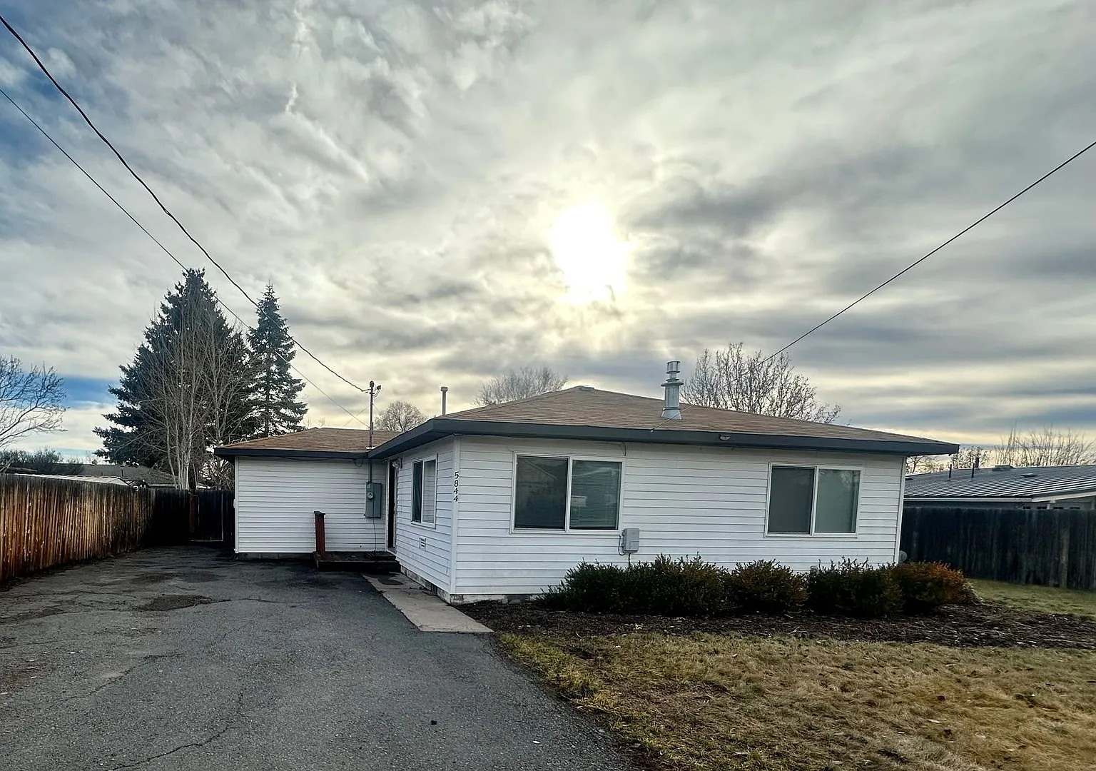 3-Bedroom Home With Fenced Yard, Ensuite Primary Bedroom & Rv Parking — Photo 1