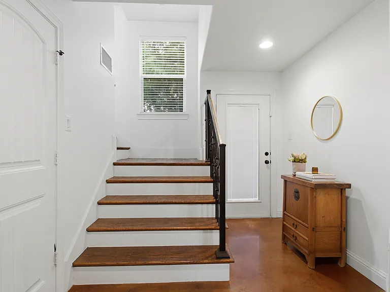 1715 Lewis Ct — Photo 2