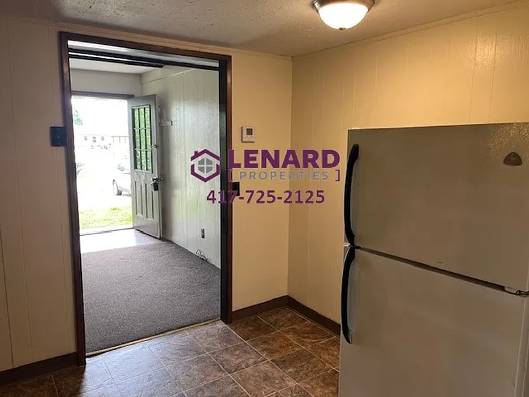 239 W College St — Photo 8