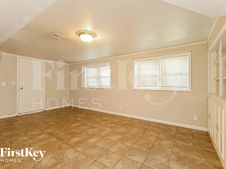 4411 NE 49th Ter — Photo 13