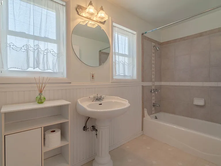 1335 Windsor Dr — Photo 15
