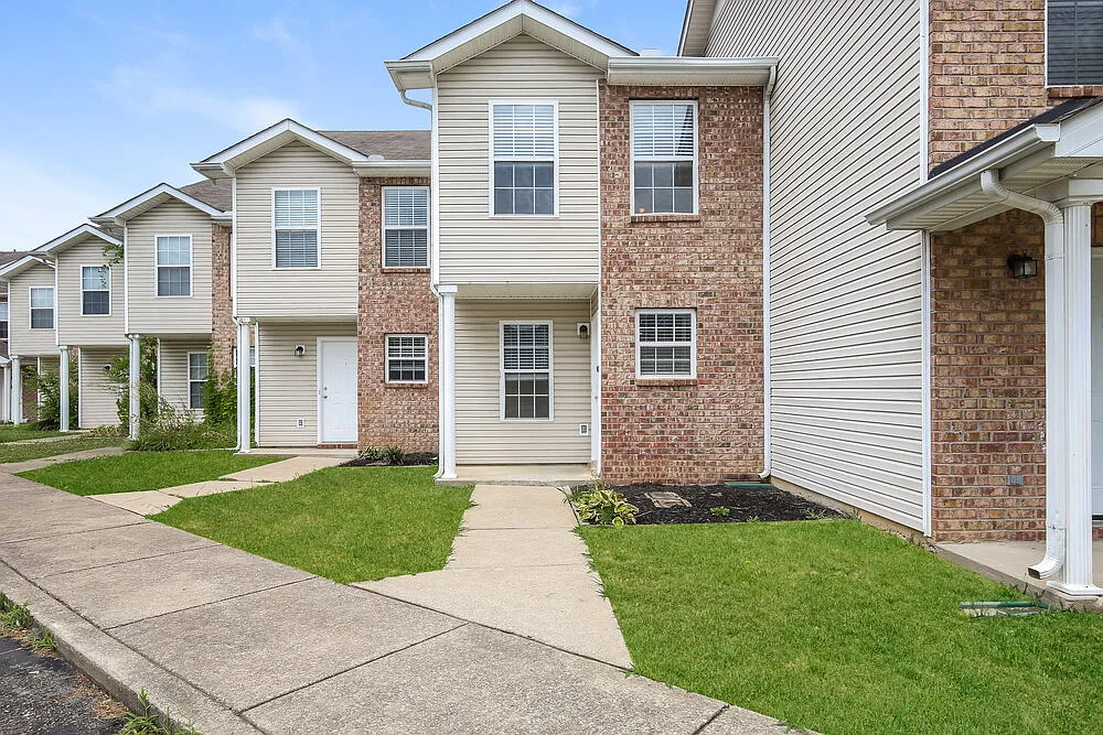2 bed, 1.5 bath, 910 sqft, $1,565 — Photo 2