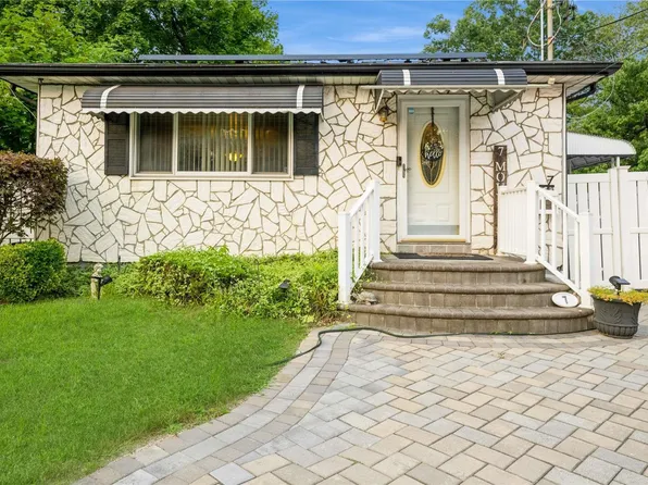 (undisclosed Address), Wyandanch, NY 11798