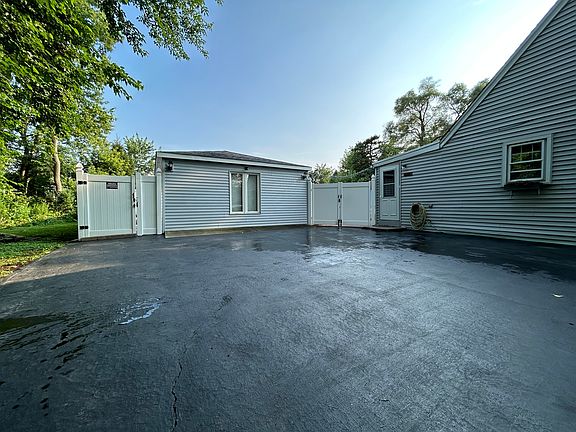 4th image of 10625 Schubert Ave