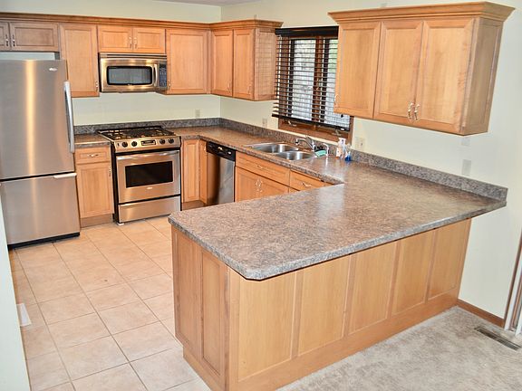 3rd image of 906 Royal Dr