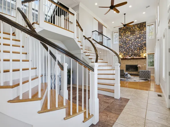 https://photos.zillowstatic.com/fp/c060e5fb86c2fd1021c7ec8f6a049223-p_e.webp