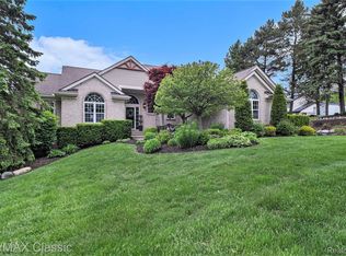 30447 Ridge Ct, New Hudson, MI 48165