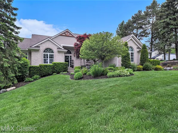 30447 Ridge Ct, New Hudson, MI 48165