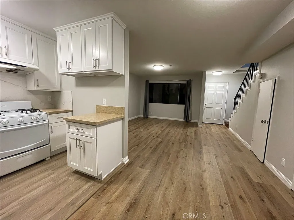 2 bed, 1.5 bath, 800 sqft, $2,800 — Photo 2
