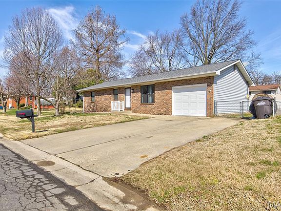 3rd image of 1042 Hillcrest Dr
