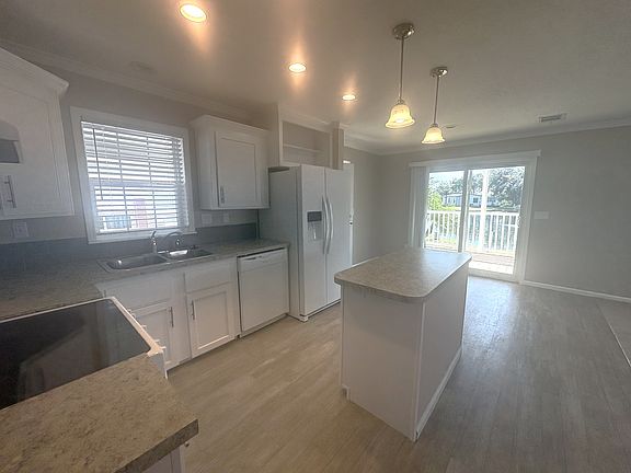 4th image of 2552 NE Turner Ave #80