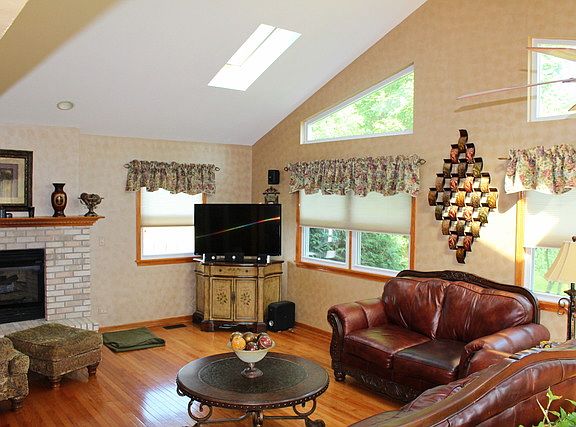 3rd image of 4105 Larkspur Ln