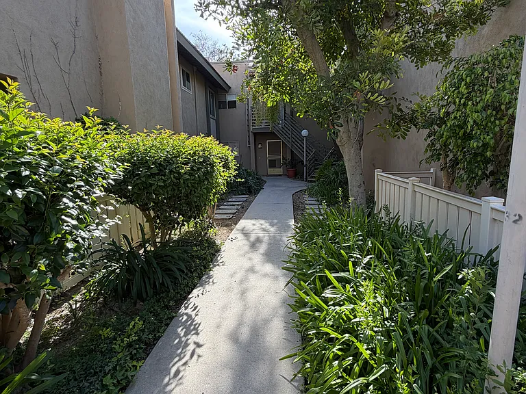 221 Oakleaf Dr — Photo 3