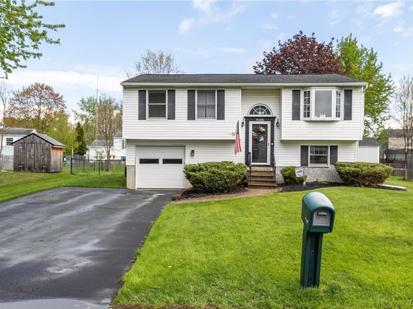 5386 Tourmaline Dr, Clay, NY 13041