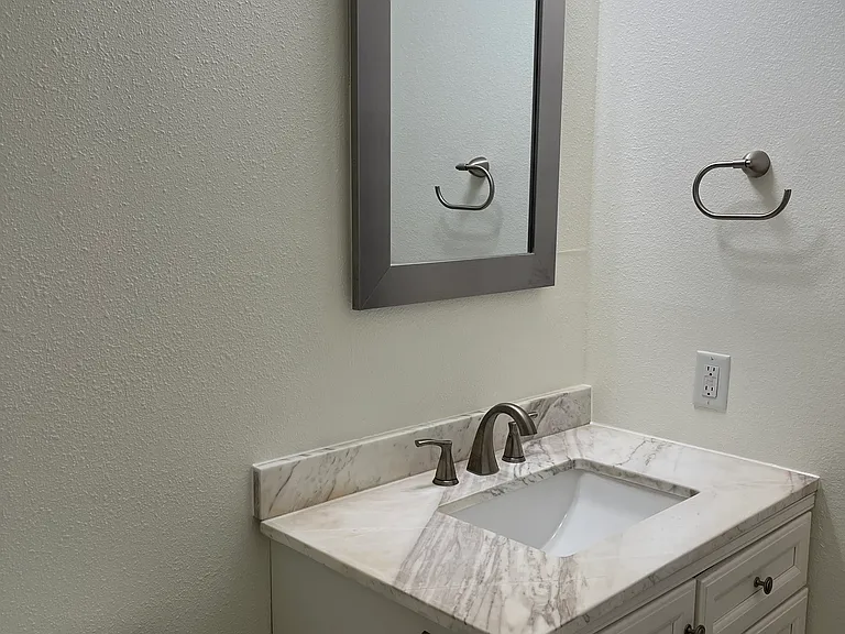 1468 Eastview Dr — Photo 8