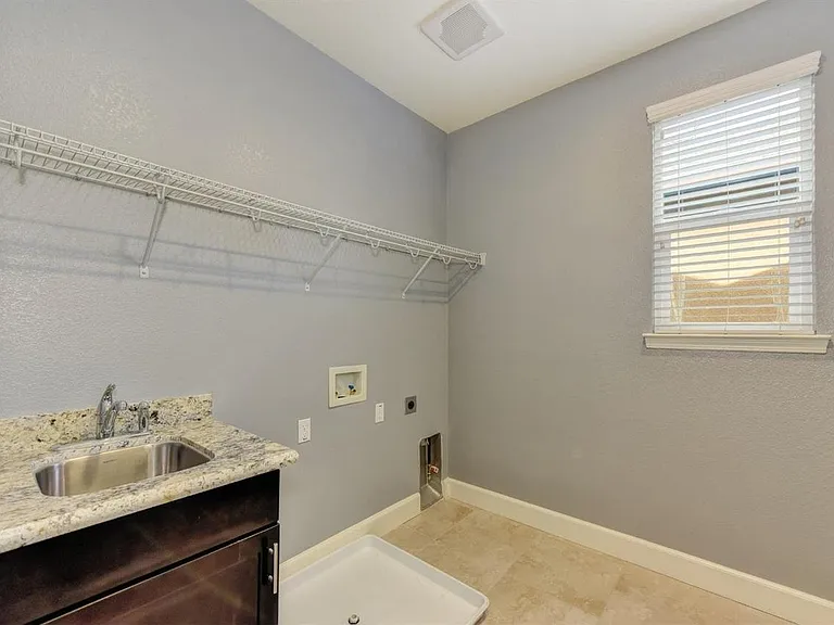 916 Lyon Pl — Photo 4