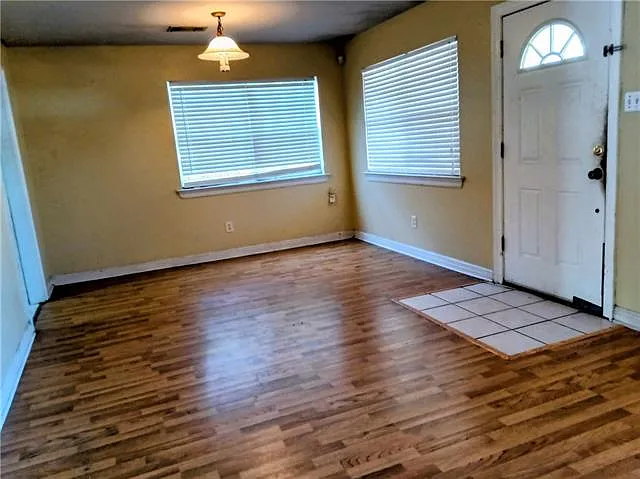 415 Oaklawn Dr — Photo 2