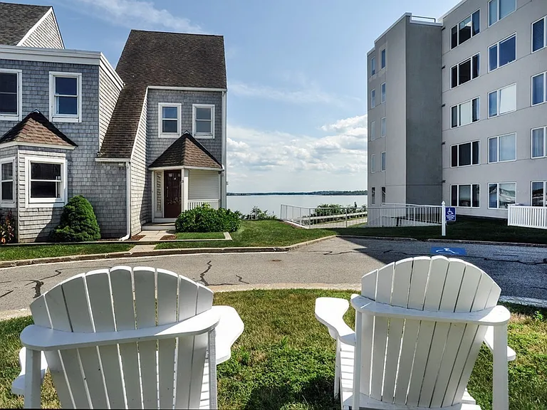 1 Commodore Ct — Photo 2