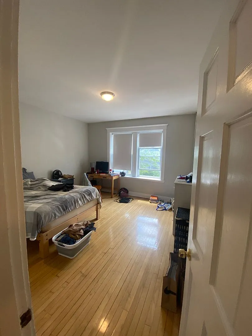 9/1 Spacious 3BR w/balcony, heat included! — Photo 4