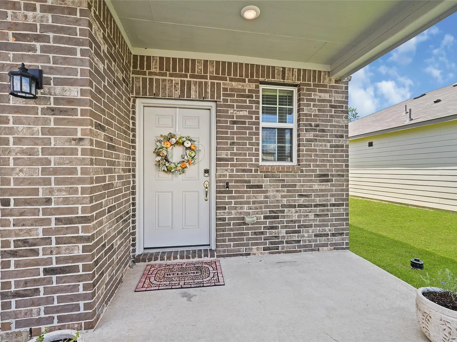 4 bed, 2.5 bath, 1897 sqft, $1,995 — Photo 2