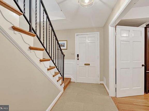 3rd image of 5721 Macarthur Blvd NW