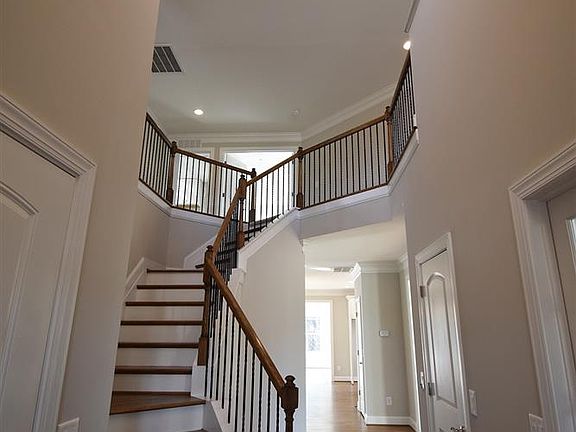 Two story foyer with grand entrance