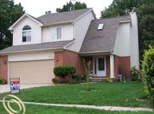 369 Hickory Dr, Troy, MI 48083