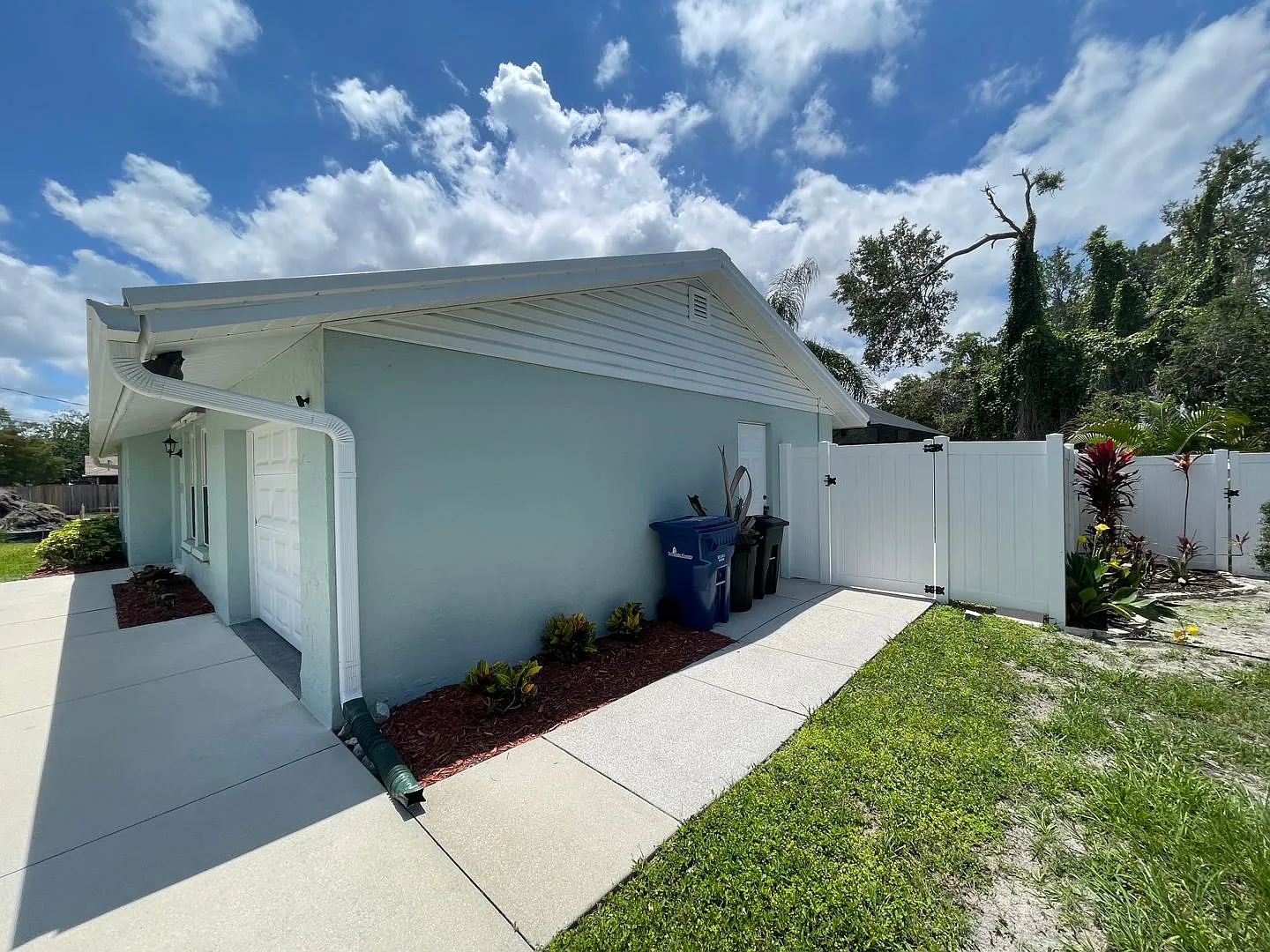 Annual Unfurnished 3-Bedroom, 2-Bathroom House In Oak Shores Community — Photo 2