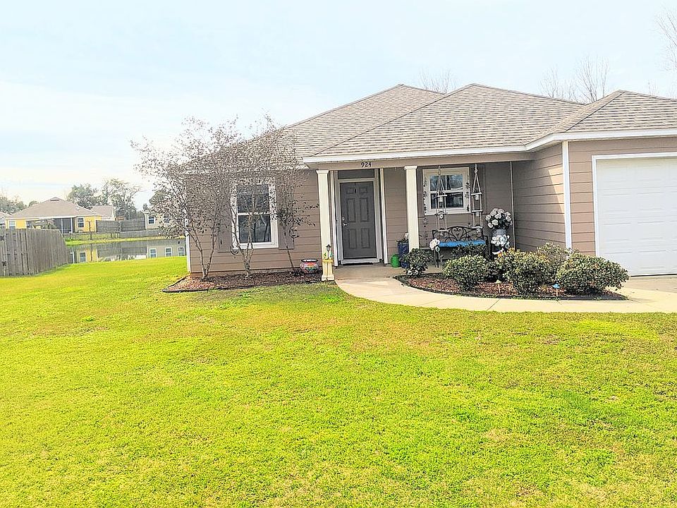 Lakefront view in back yard 