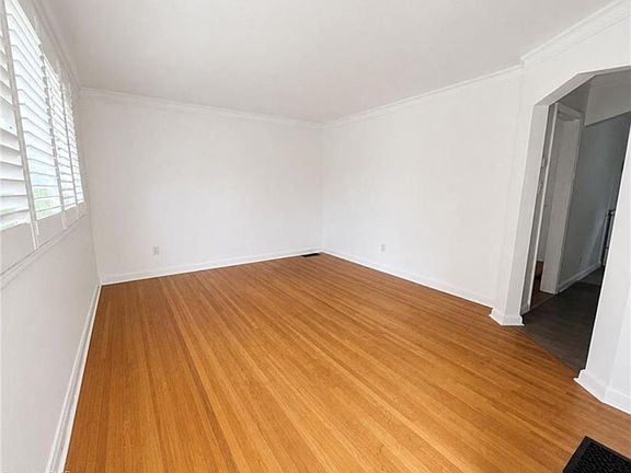 3rd image of 83 E 41st St