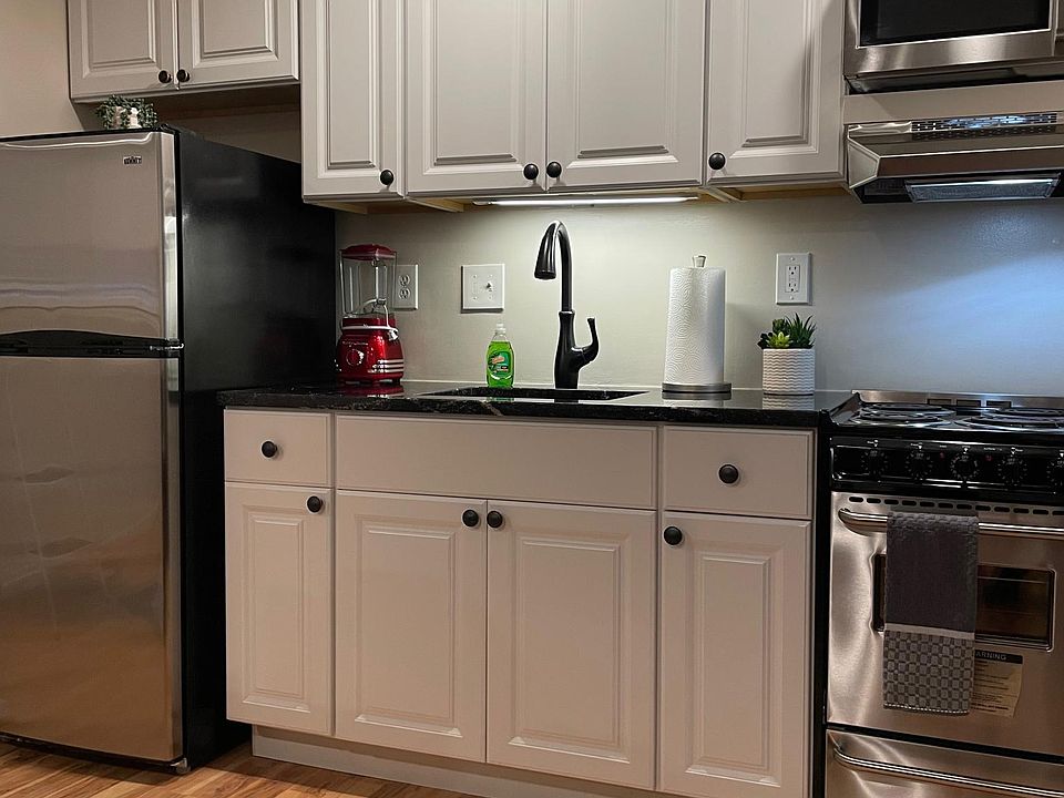 Fully equipped kitchenette