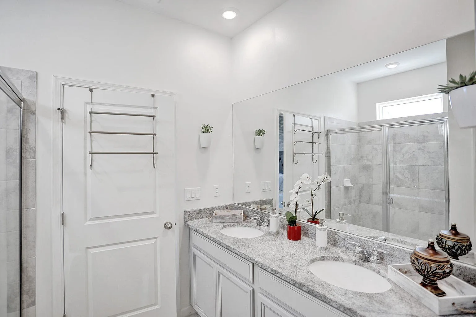 4 bed, 2.5 bath, 2090 sqft, $2,400 — Photo 4