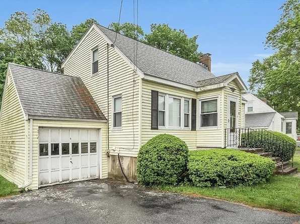 118 Pond St, Stoneham, MA 02180