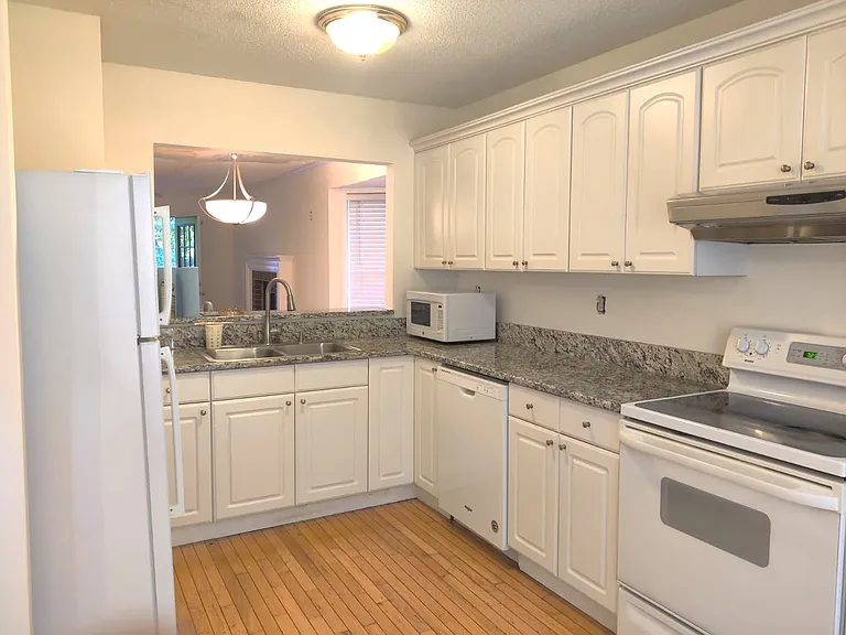 5104 Laurel Bridge Dr SE — Photo 2