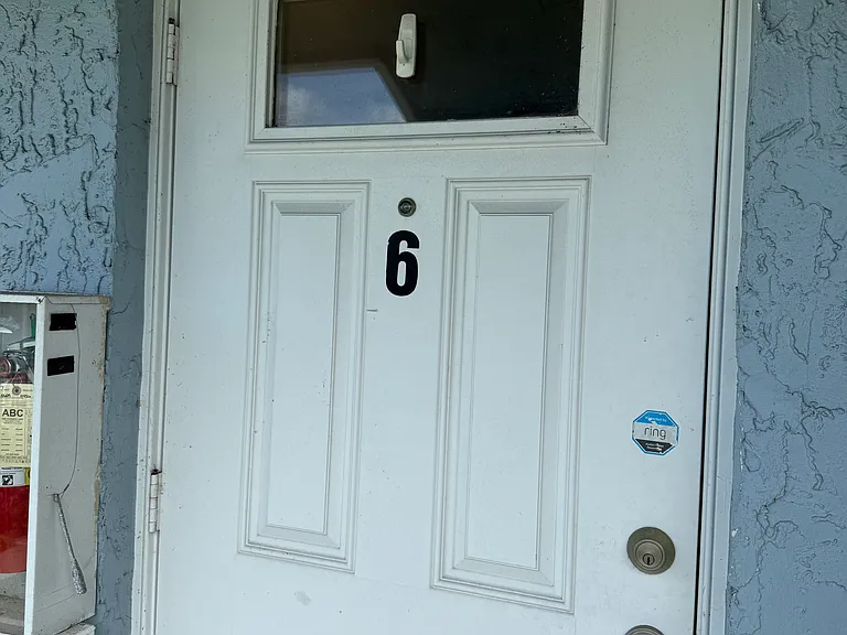 232 Palm Dr #6 — Photo 1