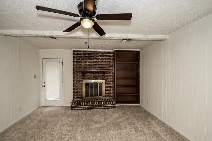 3 bed, 2.0 bath, 2160 sqft, $1,905 — Photo 2