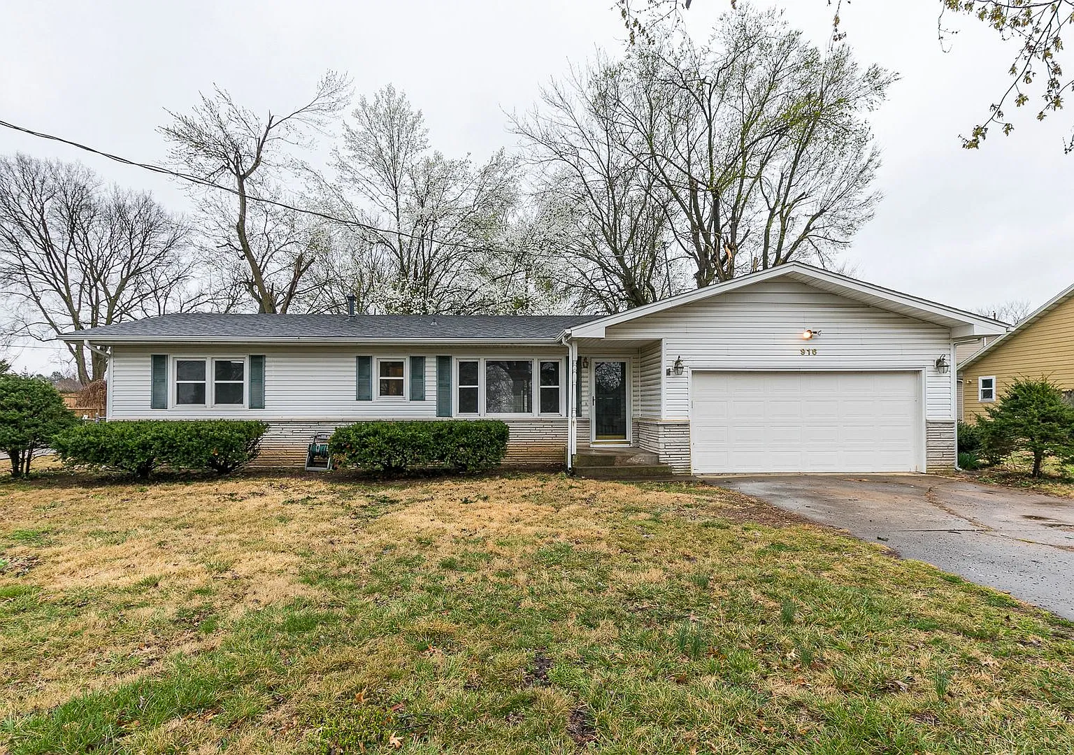 South Springfield Home (Kickapoo And Cherokee Schools) -- 3 Bed | 1.5 Bath | 2 Car Garage -- Larg... — Photo 1