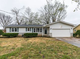 916 E Farm Road 182, Springfield, MO 65810