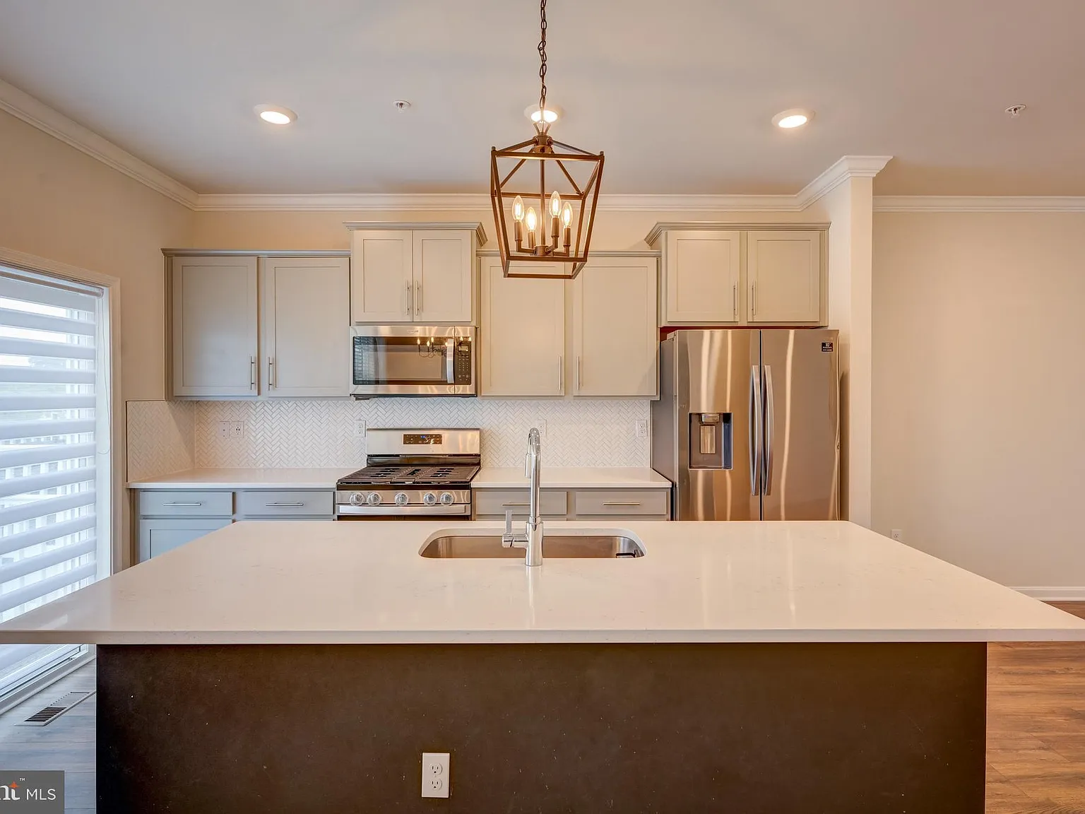 3 bed, 3.5 bath, 1969 sqft, $3,250 — Photo 3