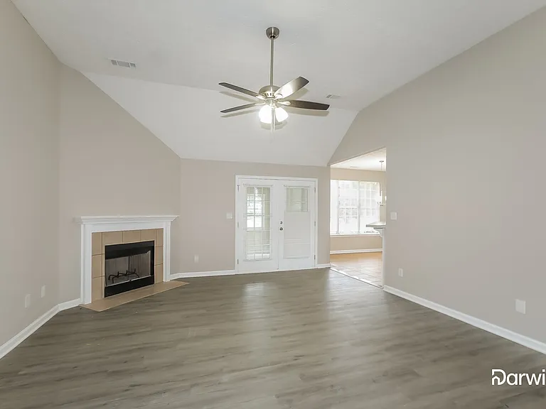 303 Laurel Ct — Photo 4
