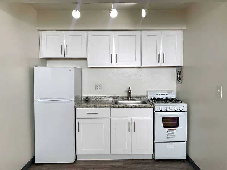 Renovated 1 Bed / 1 Bath Renovated 1 Bed / 1 Bath
