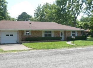 802 NE 9th St, Smithville, TX 78957