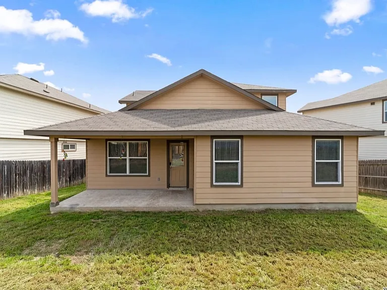 1407 Frio Eagle — Photo 4